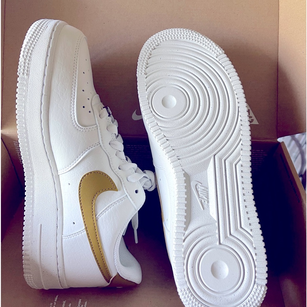 NEW IN BOX Nike Air Force 1 Ladies sneakers size 8.